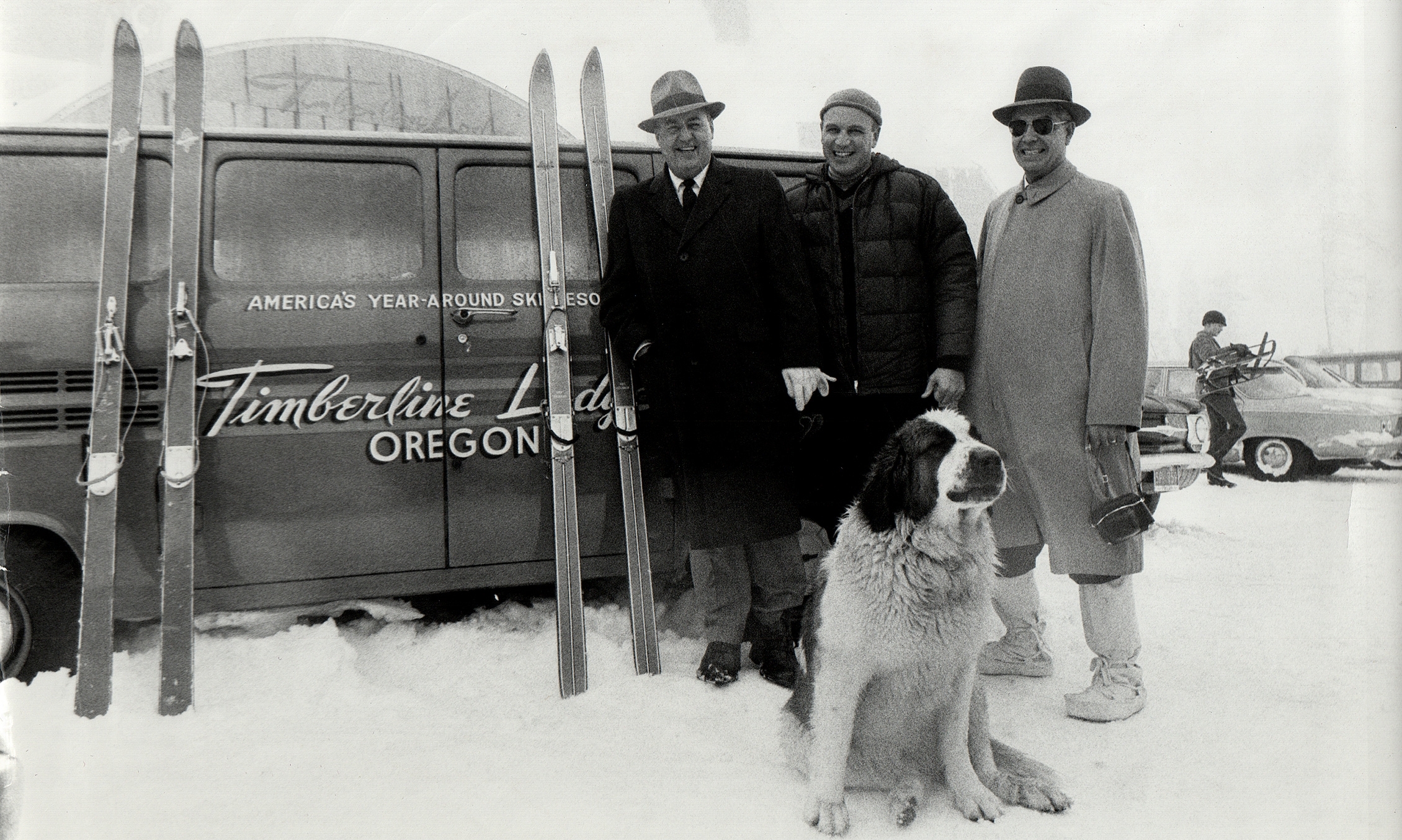 VINTAGE PHOTO OF R.L. KOHNSTAMM AND TWO OTHER MEN WITH ST. BERNARD IN FRONT OF TIMBERLINE LODGE VAN AND SKIS