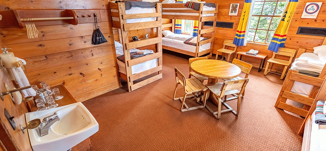 LARGE TIMBERLINE CHALET HOTEL ROOM WITH FOUD BUNK BEDS AND SEATING AREA