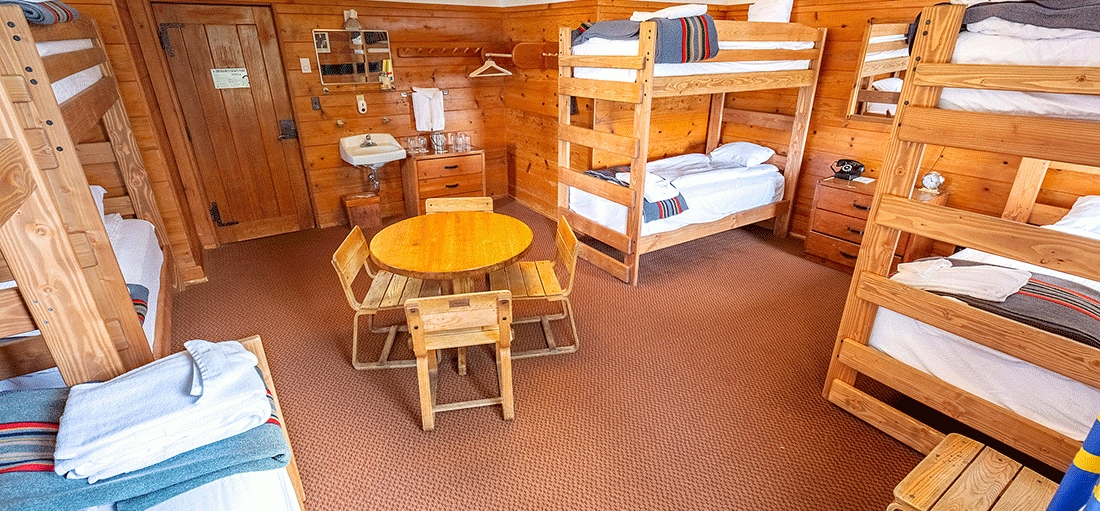 LARGE TIMBERLINE CHALET HOTEL ROOM WITH FOUD BUNK BEDS AND SEATING AREA