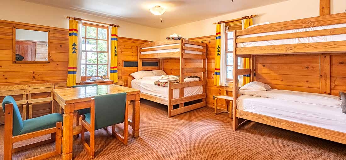 EXTRA LARGE TIMBERLINE CHALET ROOM WITH SIX BUNKS AND SEATING AREA