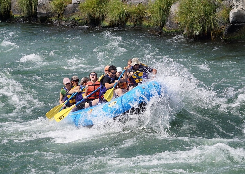 Deschutes River Adventures group rafting 