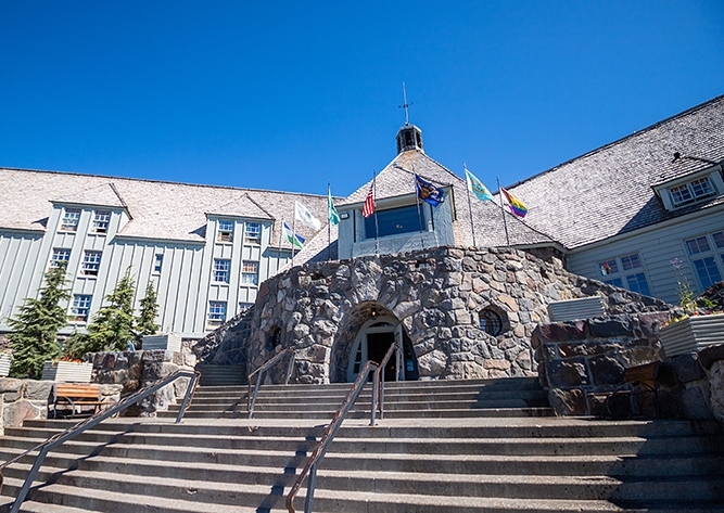 TIMBERLINE LODGE ENTRANCE IN THE SUMMER