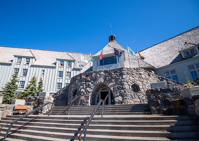 TIMBERLINE LODGE ENTRANCE IN THE SUMMER